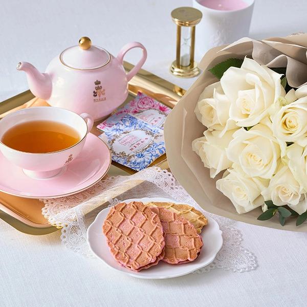 [Release date: May 18, 2025]フリルブーケ８本ピュア＆ニナスシークレットガーデンティータイム６個入 メッセージカード付 ラッピング済新鮮な摘みたてバラのブーケとフランスの老舗紅茶とお菓子のセットです。新鮮な摘みたて...