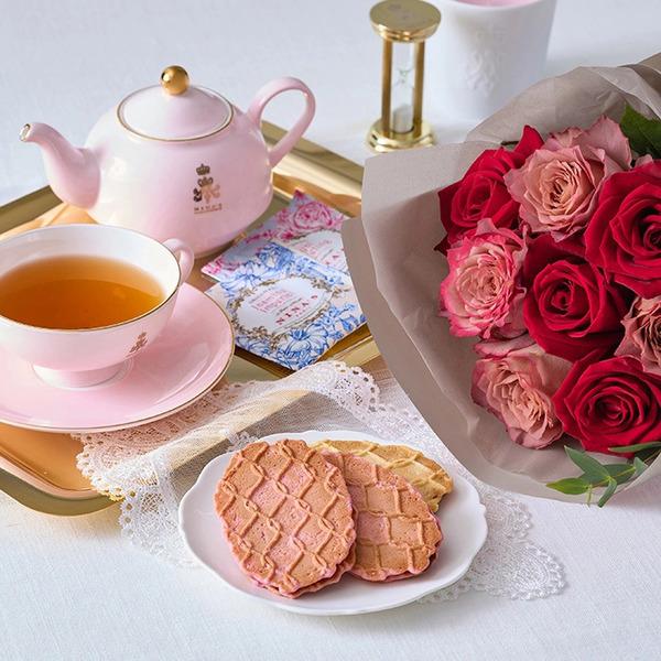 [Release date: May 18, 2025]フリルブーケ８本ニュアンスレッド＆ニナスシークレットガーデンティータイム６個入 メッセージカード付 ラッピング済新鮮な摘みたてバラのブーケとフランスの老舗紅茶とお菓子のセットです。新鮮...