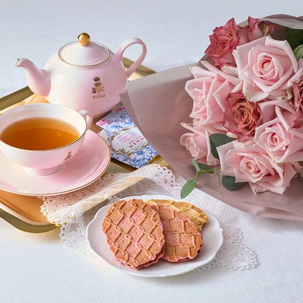 [Release date: May 18, 2025]フリルブーケ８本ニュアンスピンク＆ニナスシークレットガーデンティータイム６個入 メッセージカード付 ラッピング済新鮮な摘みたてバラのブーケとフランスの老舗紅茶とお菓子のセットです。新鮮...