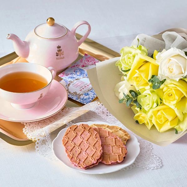 [Release date: May 18, 2025]フリルブーケ８本白黄緑系＆ニナスシークレットガーデンティータイム６個入 メッセージカード付 ラッピング済新鮮な摘みたてバラのブーケとフランスの老舗紅茶とお菓子のセットです。新鮮な摘みた...