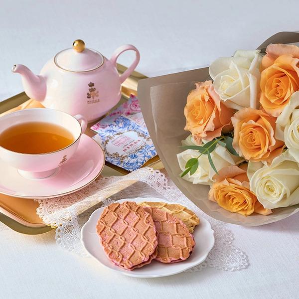 [Release date: May 18, 2025]フリルブーケ８本ホワイトオレンジ＆ニナスシークレットガーデンティータイム６個入 メッセージカード付 ラッピング済新鮮な摘みたてバラのブーケとフランスの老舗紅茶とお菓子のセットです。新鮮...