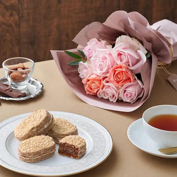 [Release date: May 18, 2025]フリル８本スイート＆リーガロイヤルアーモンドショコラ４個入 メッセージカード付 ラッピング済新鮮な摘みたてバラのブーケとショコラ味のダックワーズのセットです。新鮮な摘みたてバラのブーケ...