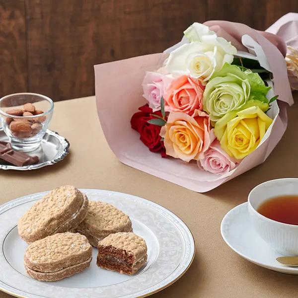 [Release date: May 18, 2025]フリル８本カラフル＆リーガロイヤルアーモンドショコラ４個入 メッセージカード付 ラッピング済新鮮な摘みたてバラのブーケとショコラ味のダックワーズのセットです。新鮮な摘みたてバラのブーケ...