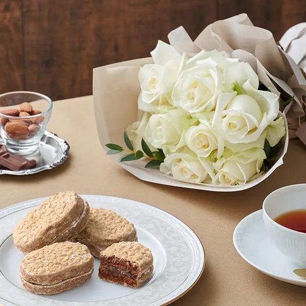 [Release date: May 18, 2025]フリル８本ピュア＆リーガロイヤルアーモンドショコラ４個入 メッセージカード付 ラッピング済新鮮な摘みたてバラのブーケとショコラ味のダックワーズのセットです。新鮮な摘みたてバラのブーケに...