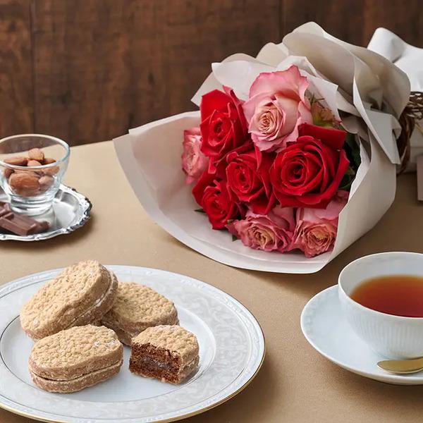 [Release date: May 18, 2025]フリル８本ニュアンスレッド＆リーガロイヤルアーモンドショコラ４個入 メッセージカード付 ラッピング済新鮮な摘みたてバラのブーケとショコラ味のダックワーズのセットです。新鮮な摘みたてバラ...