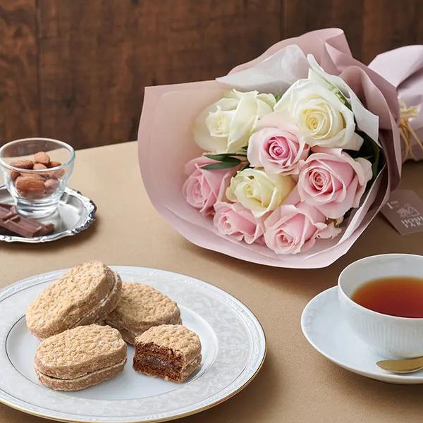 [Release date: May 18, 2025]フリル８本ホワイトピンク＆リーガロイヤルアーモンドショコラ４個入 メッセージカード付 ラッピング済新鮮な摘みたてバラのブーケとショコラ味のダックワーズのセットです。新鮮な摘みたてバラの...