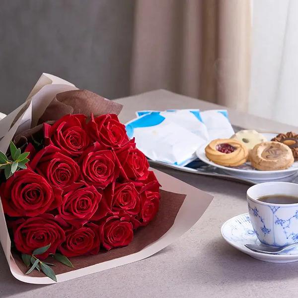 [Release date: May 24, 2025]フリル１２本ルージュ＆４種の焼き菓子とＲＣＤＣ ドリップコーヒーセット７個入 メッセージカード付 ラッピング済深紅のバラ「サムライ」のブーケに、こだわりのコーヒーにクッキーを添えたセッ...