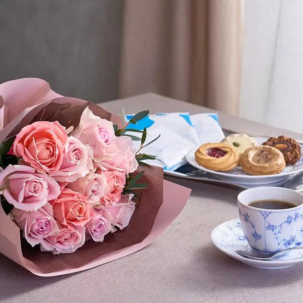 [Release date: May 24, 2025]フリル１２本スイート＆４種の焼き菓子とＲＣＤＣ ドリップコーヒーセット７個入 メッセージカード付 ラッピング済可憐なピンクのバラブーケに、こだわりのコーヒーにクッキーを添えたセットです...