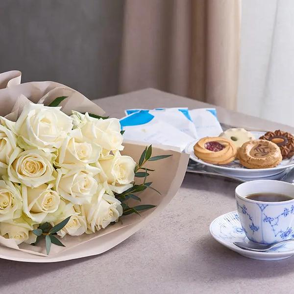 [Release date: May 24, 2025]フリル１２本ピュア＆４種の焼き菓子とＲＣＤＣ ドリップコーヒーセット７個入 メッセージカード付 ラッピング済清楚な白バラのブーケに、こだわりのコーヒーにクッキーを添えたセットです。サブ...