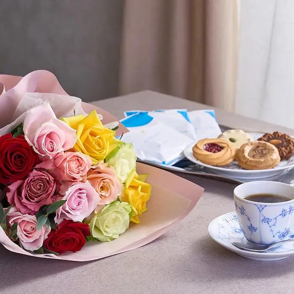 [Release date: May 24, 2025]フリル１２本カラフル＆４種の焼き菓子とＲＣＤＣ ドリップコーヒーセット７個入 メッセージカード付 ラッピング済色とりどりのバラのブーケに、こだわりのコーヒーにクッキーを添えたセットです...