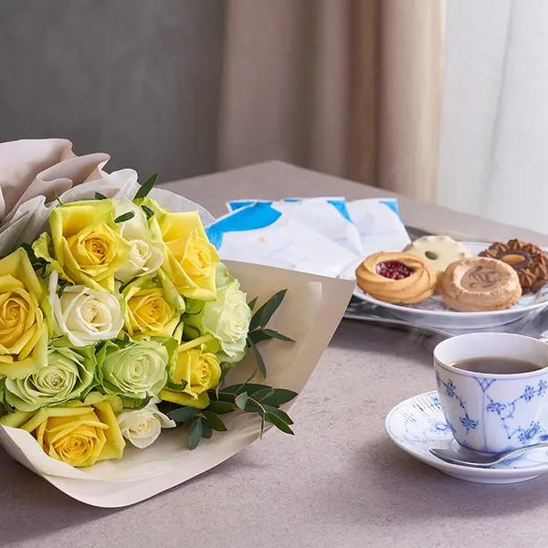 [Release date: May 24, 2025]フリル１２本白黄緑＆４種の焼き菓子とＲＣＤＣ ドリップコーヒーセット７個入 メッセージカード付 ラッピング済ビタミンカラーと清楚な白のバラを組み合わせたブーケに、こだわりのコーヒーにク...