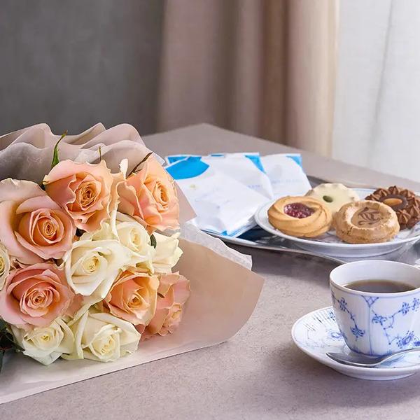 [Release date: May 24, 2025]フリル１２本ホワイトオレンジ＆４種の焼き菓子とＲＣＤＣ コーヒーセット７個入 メッセージカード付 ラッピング済グラデーションが美しいオレンジと清楚な白のバラを組み合わせたブーケに、こだ...