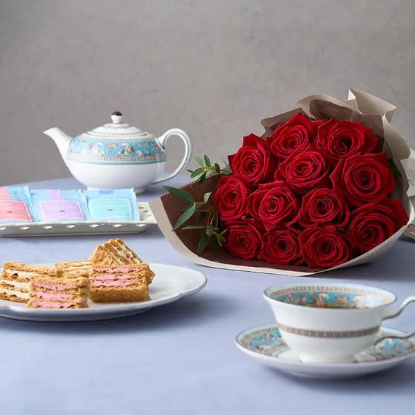 [Release date: May 24, 2025]フリル１２本ルージュ＆ミルフイユとウェッジウッドティーバッグセット１１個入 メッセージカード付 ラッピング済深紅のバラ「サムライ」のブーケに、ミルフィーユと香り高いウェッジウッドの紅茶...