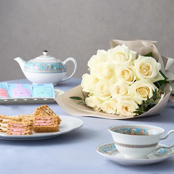 [Release date: May 24, 2025]フリル１２本ピュア＆ミルフイユとウェッジウッドティーバッグセット１１個入 メッセージカード付 ラッピング済凛とした美しさの白バラブーケに、ミルフィーユと香り高いウェッジウッドの紅茶を添...