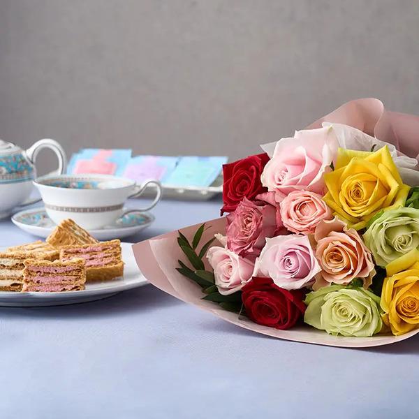 [Release date: May 24, 2025]フリル１２本カラフル＆ミルフイユとウェッジウッドティーバッグセット１１個入 メッセージカード付 ラッピング済色とりどりのバラのブーケに、ミルフィーユと香り高いウェッジウッドの紅茶を添え...