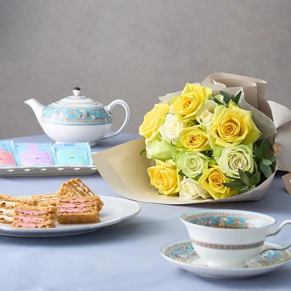 [Release date: May 18, 2025]フリル１２本ホワイトイエローグリーン＆ミルフイユとウェッジウッドティーバッグセッ メッセージカード付 ラッピング済清々しい印象のブーケに、ミルフィーユと香り高いウェッジウッドの紅茶を添...