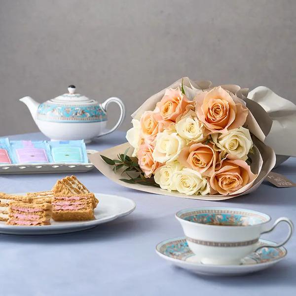 [Release date: May 24, 2025]フリル１２本ホワイトオレンジ＆ミルフイユとウェッジウッドティーバッグセット１１個入 メッセージカード付 ラッピング済コントラストが美しいホワイトとオレンジのブーケに、ミルフィーユと香り...