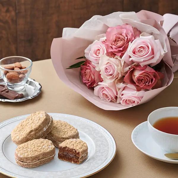 [Release date: May 18, 2025]フリル８本ニュアンスピンク＆リーガロイヤルアーモンドショコラ４個入 メッセージカード付 ラッピング済新鮮な摘みたてバラのブーケとショコラ味のダックワーズのセットです。新鮮な摘みたてバラ...