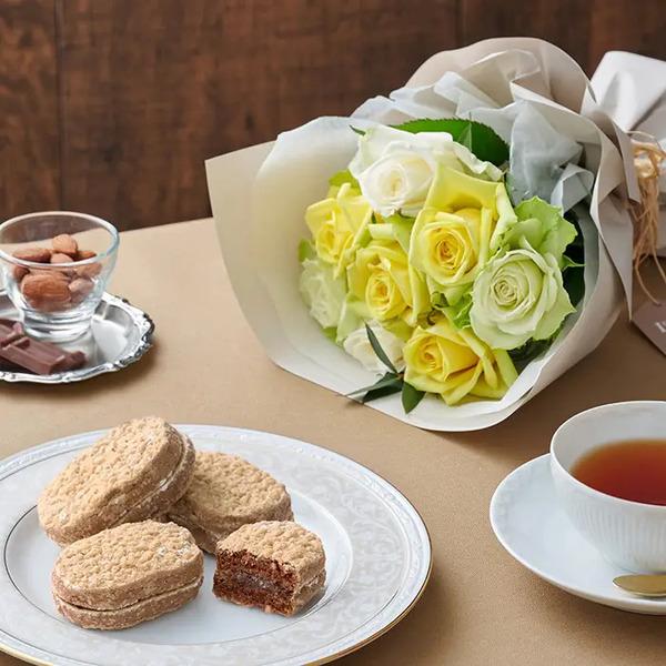 [Release date: May 18, 2025]フリル８本ホワイトイエローグリーン＆リーガロイヤルアーモンドショコラ４個入 メッセージカード付 ラッピング済新鮮な摘みたてバラのブーケとショコラ味のダックワーズのセットです。新鮮な摘み...