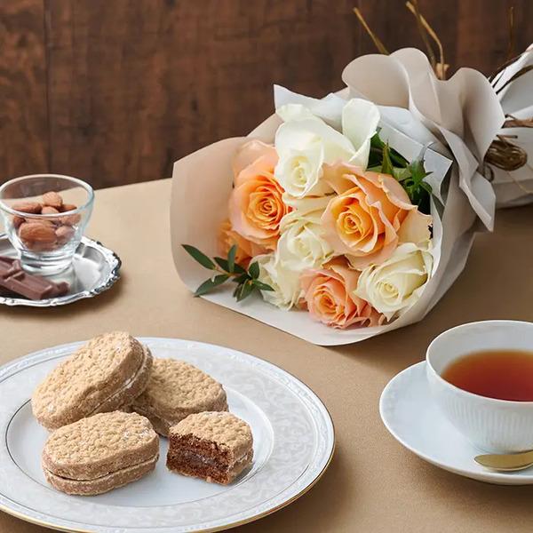 [Release date: May 18, 2025]フリル８本ホワイトオレンジ＆リーガロイヤルアーモンドショコラ４個入 メッセージカード付 ラッピング済新鮮な摘みたてバラのブーケとショコラ味のダックワーズのセットです。新鮮な摘みたてバラ...