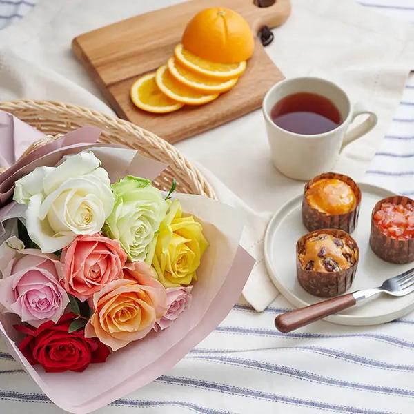 [Release date: May 18, 2025]ホシファーム フリルブーケカラフル８本＆ホシフルーツ煌めき果実のカップケーキ３個入 メッセージカード付 ラッピング済色とりどりのバラブーケと、艶めくシロップ漬けやセミドライの果実がジュ...