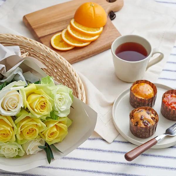 [Release date: May 18, 2025]ホシファーム ホワイトイエローグリーン８本＆ホシフルーツ果実のカップケーキ３個入 メッセージカード付 ラッピング済爽やかな３色のバラブーケと、艶めくシロップ漬けやセミドライの果実がジュ...