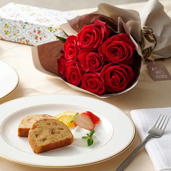 [Release date: May 18, 2025]フリルルージュ８本＆７種のフルーツのパウンドケーキ ４個入 メッセージカード付 ラッピング済深紅のバラブーケに、フルーツを味わえるデザート感覚のパウンドケーキをセットしました。深紅のバ...