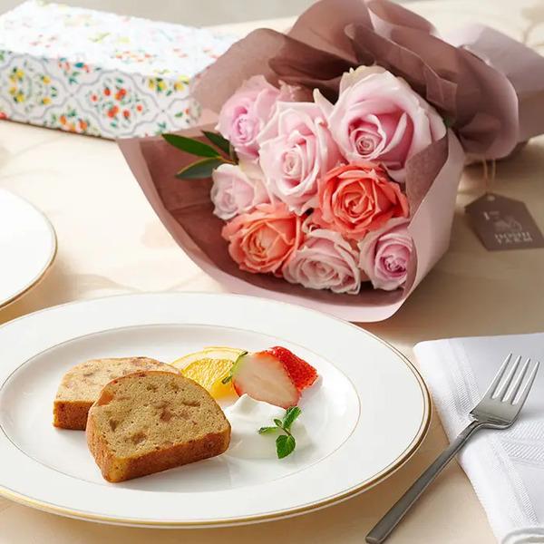 [Release date: May 18, 2025]フリルスイート８本＆７種のフルーツのパウンドケーキ ４個入 メッセージカード付 ラッピング済可憐なピンクのバラブーケに、フルーツを味わえるデザート感覚のパウンドケーキをセットしました。...