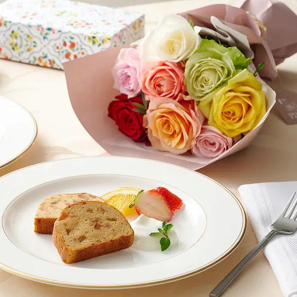 [Release date: May 18, 2025]フリルカラフル８本＆７種のフルーツのパウンドケーキ ４個入 メッセージカード付 ラッピング済色とりどりのバラブーケに、フルーツを味わえるデザート感覚のパウンドケーキをセットしました。色...