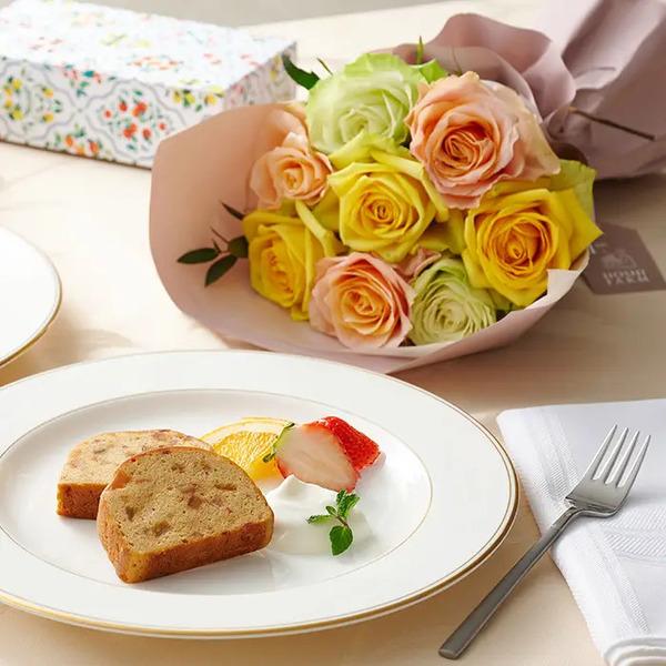 [Release date: May 18, 2025]フリルパッション８本＆７種のフルーツのパウンドケーキ ４個入 メッセージカード付 ラッピング済明るく爽やかなビタミンカラーのバラブーケに、フルーツを味わえるデザート感覚のパウンドケーキ...