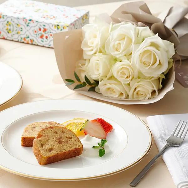 [Release date: May 18, 2025]フリルピュア８本＆７種のフルーツのパウンドケーキ ４個入 メッセージカード付 ラッピング済清楚な白バラブーケに、フルーツを味わえるデザート感覚のパウンドケーキをセットしました。清楚な白...