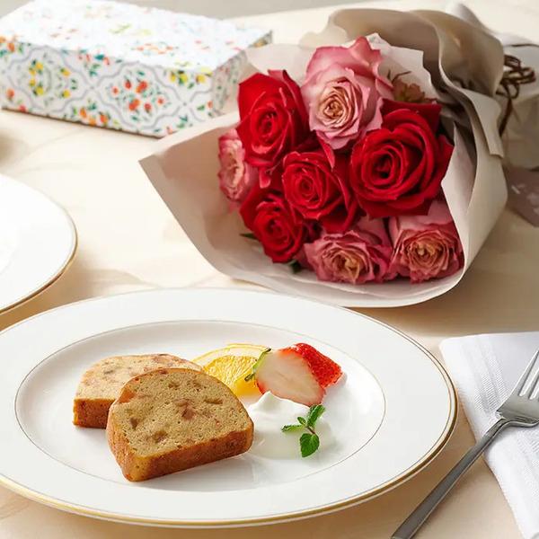 [Release date: May 18, 2025]フリルニュアンスレッド８本＆７種のフルーツのパウンドケーキ ４個入 メッセージカード付 ラッピング済深紅とくすみ赤紫のバラブーケに、フルーツを味わえるデザート感覚のパウンドケーキをセッ...