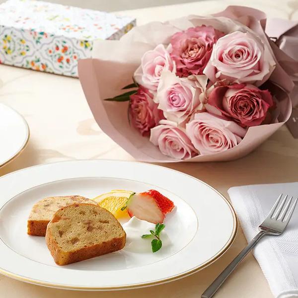 [Release date: May 18, 2025]フリルニュアンスピンク８本＆７種のフルーツのパウンドケーキ ４個入 メッセージカード付 ラッピング済２つのバラの表情が楽しめるブーケと、フルーツを味わえるデザート感覚のパウンドケーキを...