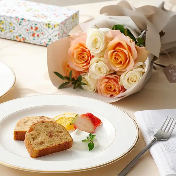 [Release date: May 18, 2025]フリルホワイトオレンジ８本＆７種のフルーツのパウンドケーキ ４個入 メッセージカード付 ラッピング済爽やかなコントラストが印象的なバラブーケと、フルーツを味わえるデザート感覚のパウンド...