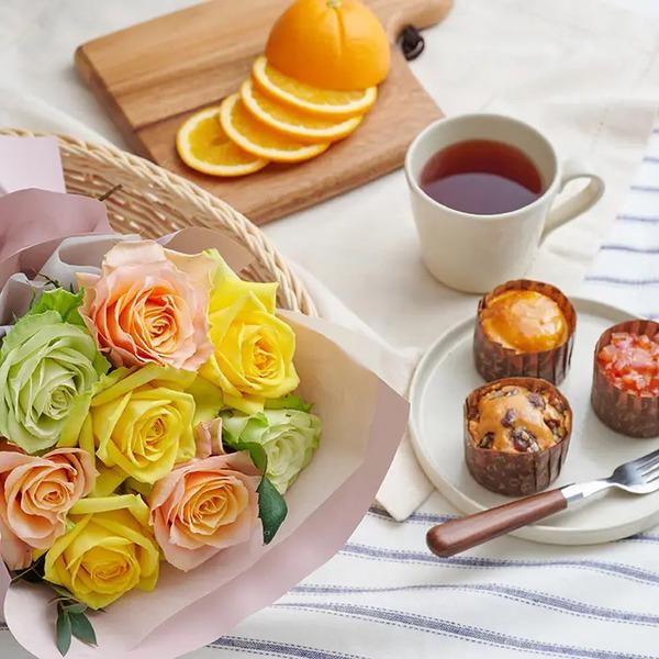 [Release date: May 18, 2025]ホシファーム フリルパッション８本＆ホシフルーツ煌めき果実のカップケーキ３個入 メッセージカード付 ラッピング済清々しいビタミンカラーのバラブーケと、艶めくシロップ漬けやセミドライの果...