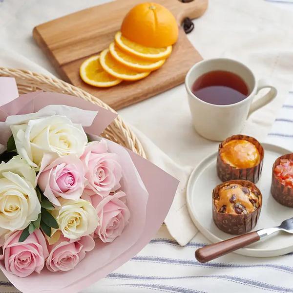 [Release date: May 18, 2025]ホシファーム フリルホワイトピンク８本＆ホシフルーツ 果実のカップケーキ３個入 メッセージカード付 ラッピング済白とピンクの可愛らしいバラブーケと、艶めくシロップ漬けやセミドライの果実...