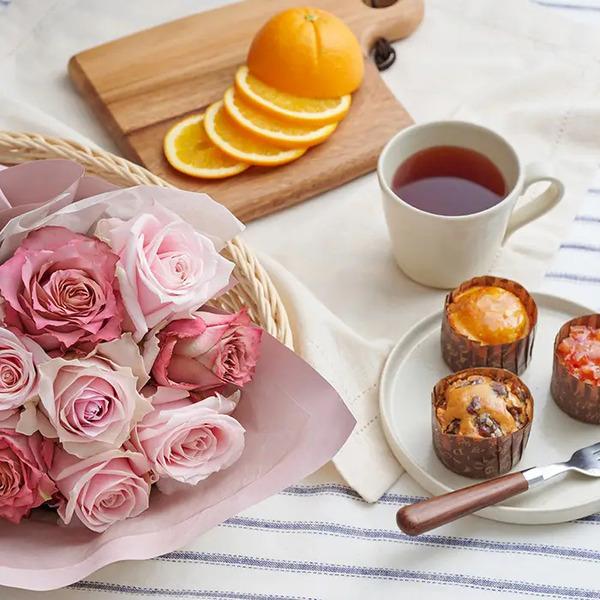 [Release date: May 18, 2025]ホシファーム フリルニュアンスピンク８本＆ホシフルーツ 果実のカップケーキ３個入 メッセージカード付 ラッピング済２つのバラの表情が楽しめるブーケと、艶めくシロップ漬けやセミドライの果...