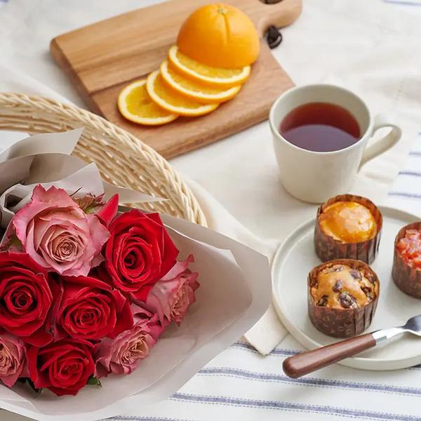 [Release date: May 18, 2025]ホシファーム ニュアンスレッド８本＆ホシフルーツ 煌めき果実のカップケーキ３個入 メッセージカード付 ラッピング済深紅とくすみ赤紫のバラブーケと、艶めくシロップ漬けやセミドライの果実が...