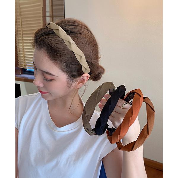 カチューシャ ツイスト ヘアアクセサリー　軽やかなつけ心地のよいカチューシャ