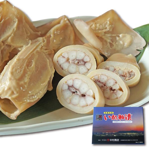 新鮮なイカを、鮮度を逃さずすぐに加工し、やわらかく茹で上げて使用。国産の熟成期間の異なる３種類の粕をブレンドした特製の粕床に丸ごと漬け込み、約2か月かけてじっくり熟成させました。酒粕は甘い味付けで上品な香り。イカ本来の旨味がしっとりと染み込...