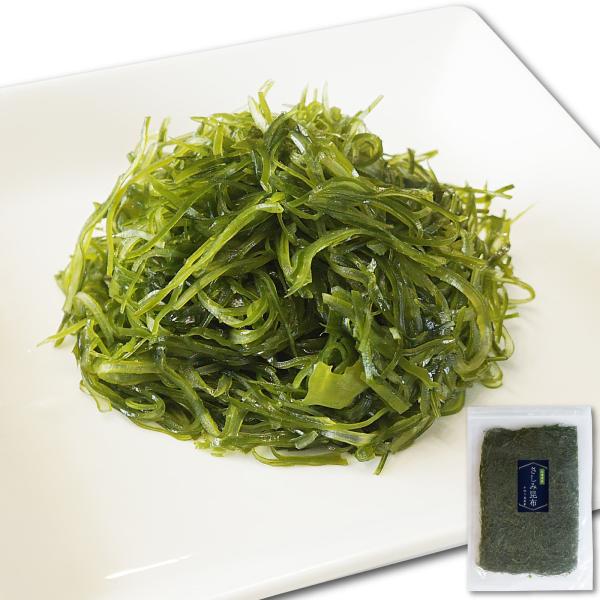 北海道函館産の真昆布は、通常の育成期間の半分以下で水揚げされた若くてやわらかい昆布を使用しています。シート状に乾燥させており、1回分の使いやすい量に切って保存すれば、手軽で便利にご利用いただけます。細切りタイプで料理に使いやすく、水で戻すだ...