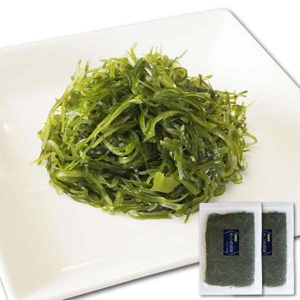 北海道函館産の真昆布は、通常の育成期間の半分以下で水揚げされた若くてやわらかい昆布を使用しています。シート状に乾燥させており、1回分の使いやすい量に切って保存すれば、手軽で便利にご利用いただけます。細切りタイプで料理に使いやすく、水で戻すだ...