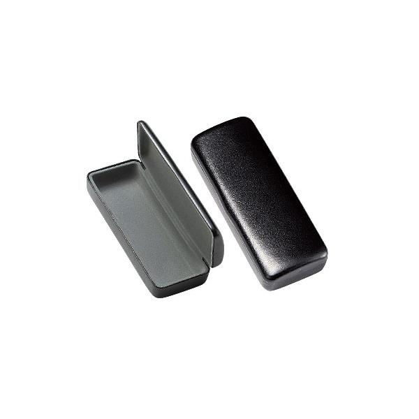 シンプルスクエアの定番メタルケースです。バネ式《商品説明》外寸：W156×D62×H35内寸：W146×D50×H29素材：メタル・ポリウレタン01,メタル・PVC02〜04内張り：シルバー（ポリスチレン）/鼻当：無/重量：122ｇ