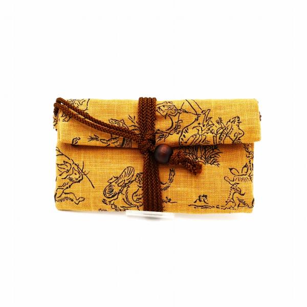 時代劇などでよく見かける小銭入れ 道中財布浴衣や作務衣・甚平はもちろん、デニムの着物などメンズ和装全般にお使いいただけます。収納力も抜群で、下部ポケットは深さのある袋状になっており、お札やチケットはもちろん、通帳や小物などもすっぽり入ります...