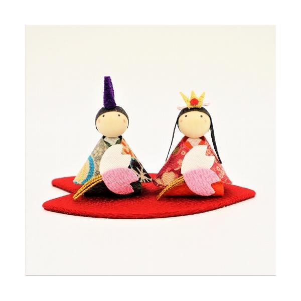 和雑貨のもつあたたかみ、伝統のある美しさを大切にひとつひとつ丁寧に手作りされたお雛様です。小さいながらも存在感があり、ふと目に入ったときにその愛らしさに自然と顔も緩んでしまいます。飾り棚や窓枠など、飾るスペースが限られている場合や、デスクの...