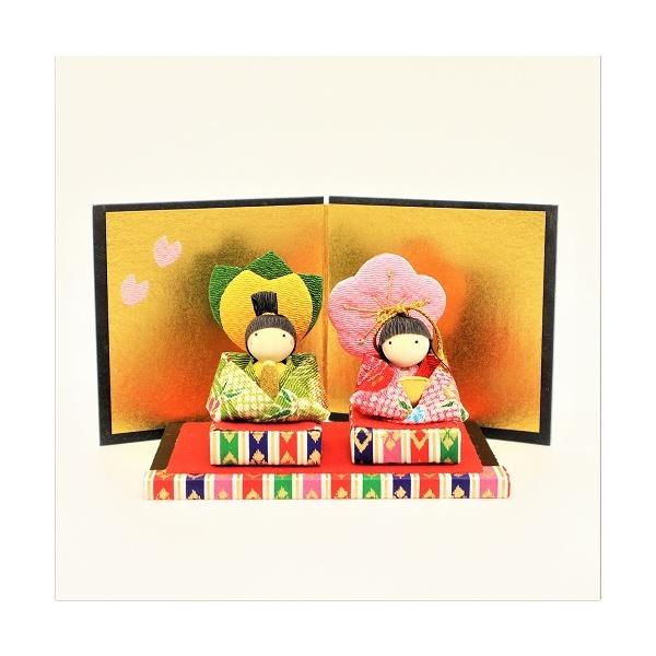 和雑貨のもつあたたかみ、伝統のある美しさを大切にひとつひとつ丁寧に手作りされたお雛様です。ちりめんで作られたお内裏様、お雛様と金屏風がセットになった雛人形です。小さいながらも存在感があり、ふと目に入ったときにその愛らしさに自然と顔も緩んでし...