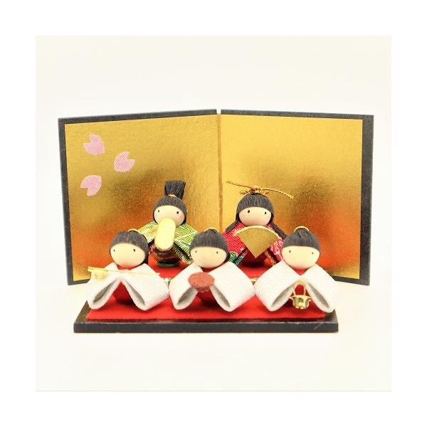和雑貨のもつあたたかみ、伝統のある美しさを大切にひとつひとつ丁寧に手作りされたお雛様です。お内裏様、お雛様、三人官女と金屏風がセットされた雛人形です。小さいながらも存在感があり、ふと目に入ったときにその愛らしさに自然と顔も緩んでしまいます。...