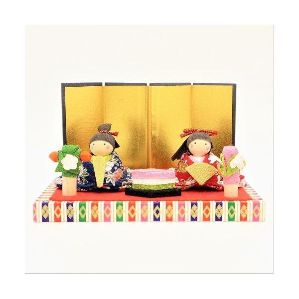 和雑貨のもつあたたかみ、伝統のある美しさを大切にひとつひとつ丁寧に手作りされたお雛様です。ちりめんで作られたお内裏様、お雛様と金屏風がセットになった雛人形です。小さいながらも存在感があり、ふと目に入ったときにその愛らしさに自然と顔も緩んでし...