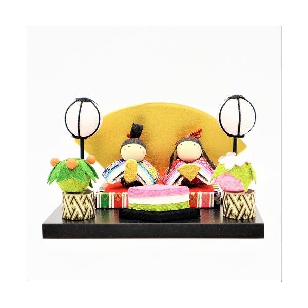 和雑貨のもつあたたかみ、伝統のある美しさを大切にひとつひとつ丁寧に手作りされたお雛様です。ちりめんで作られたお内裏様、お雛様、ぼんぼり、菱餅、桜と橘がセットになった雛人形です。小さいながらも存在感があり、ふと目に入ったときにその愛らしさに自...