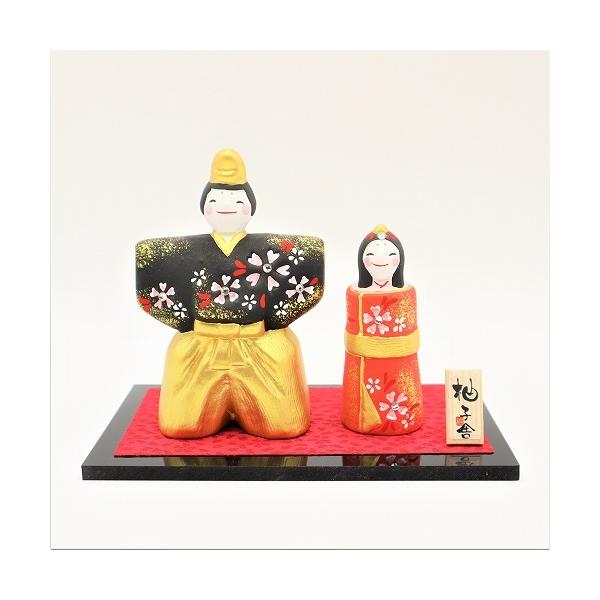 型作りのお雛様は、絵柄を細かく艶やかに製作しています。そして表情も優しく穏やかで、親しみやすいお人形になっています。飾り棚や窓枠など、飾るスペースが限られている場合や、デスクの上など、ちょっとしたスペースにどうぞ。キッチンやダイニング、寝室...